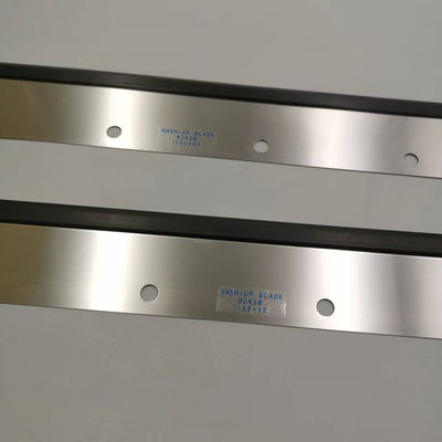 Lưỡi rửa màu bạc cho máy in Roland có 11 lỗ và kích thước 1100x65x0,5mm